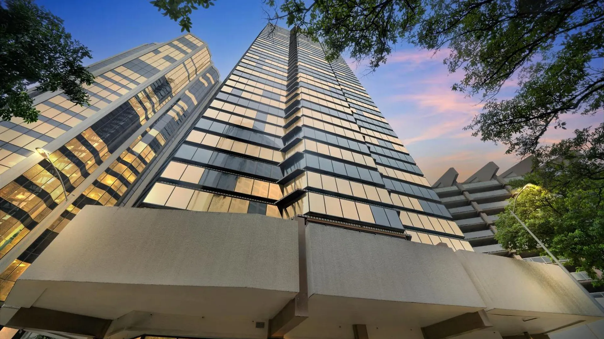 Chic Dt Honolulu Executive Condo Condo